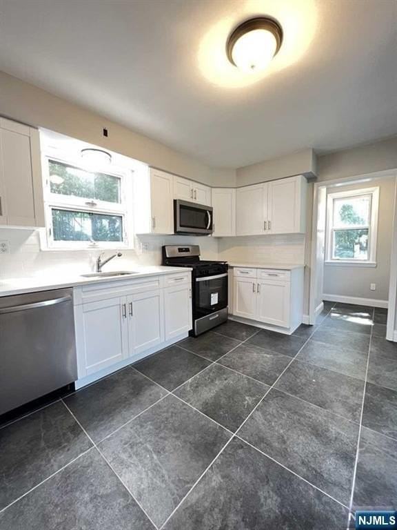 176 Oakwood Ave - Photo 7 of 25