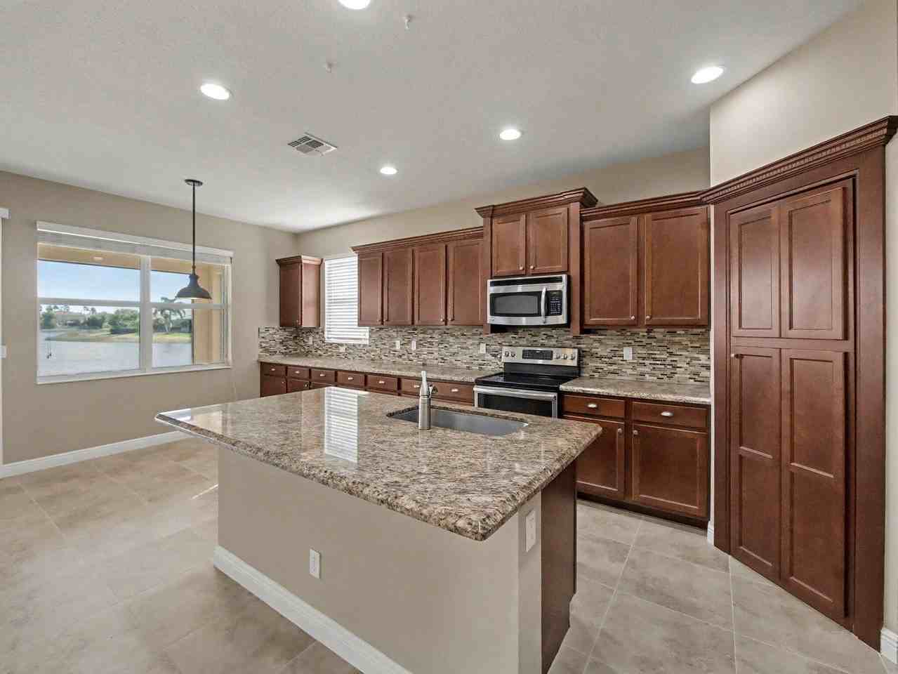 12115 Sw Bennington Cir - Photo 5 of 50