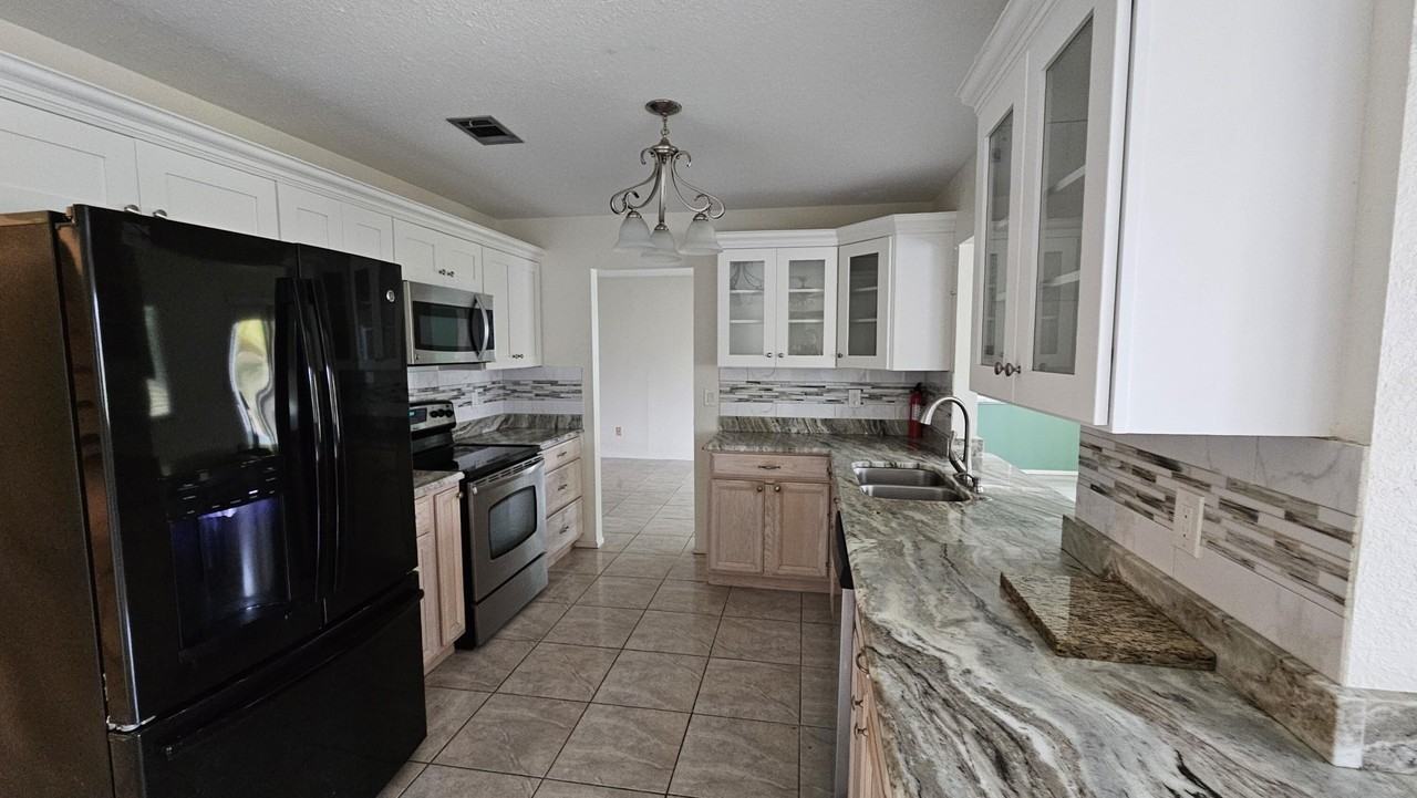 3002 Se Dalhart Rd - Photo 3 of 10