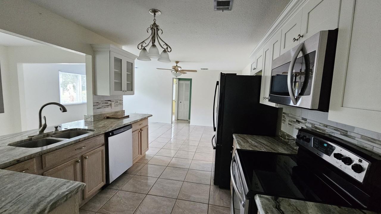 3002 Se Dalhart Rd - Photo 4 of 10