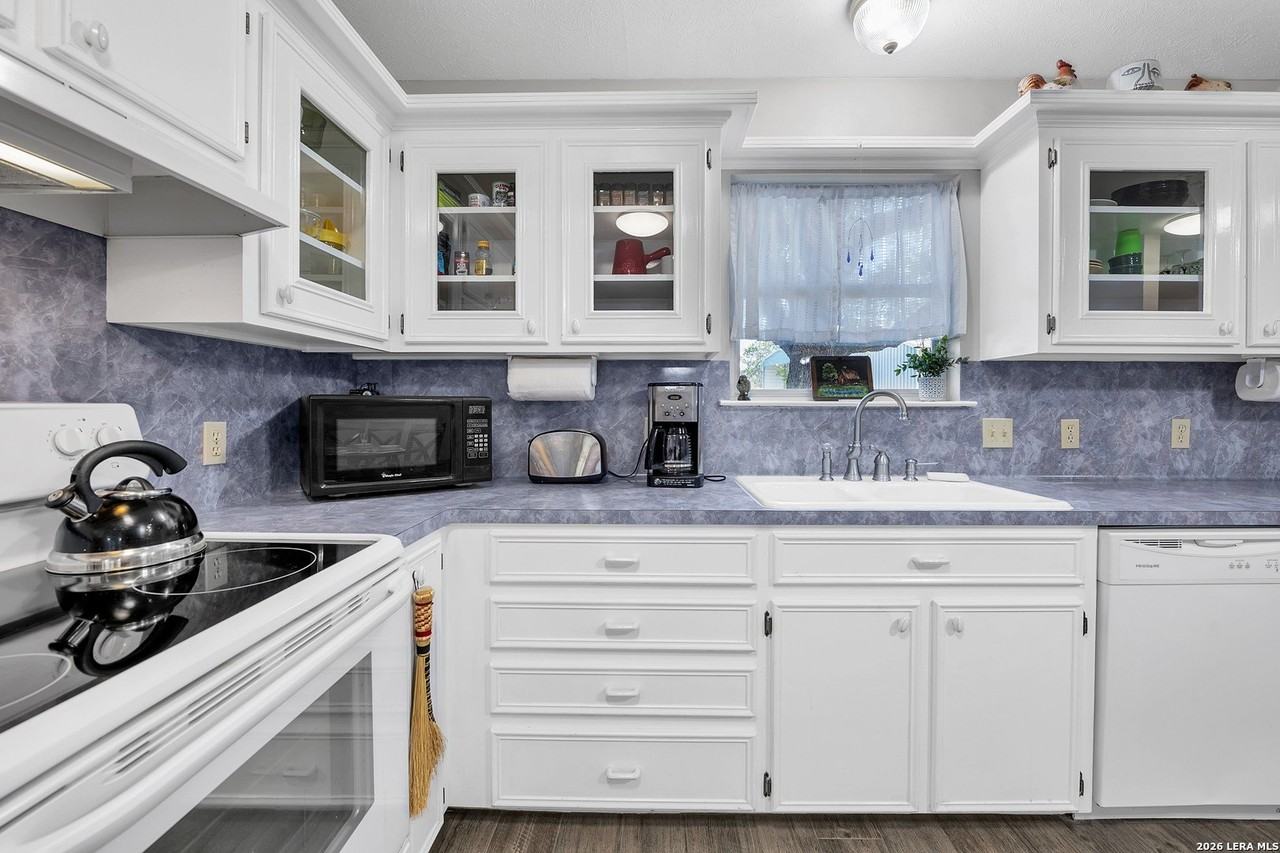 340 Wayside Dr - Photo 5 of 39