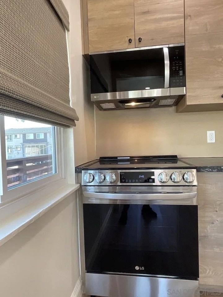 3040 Newell St - Photo 4 of 19