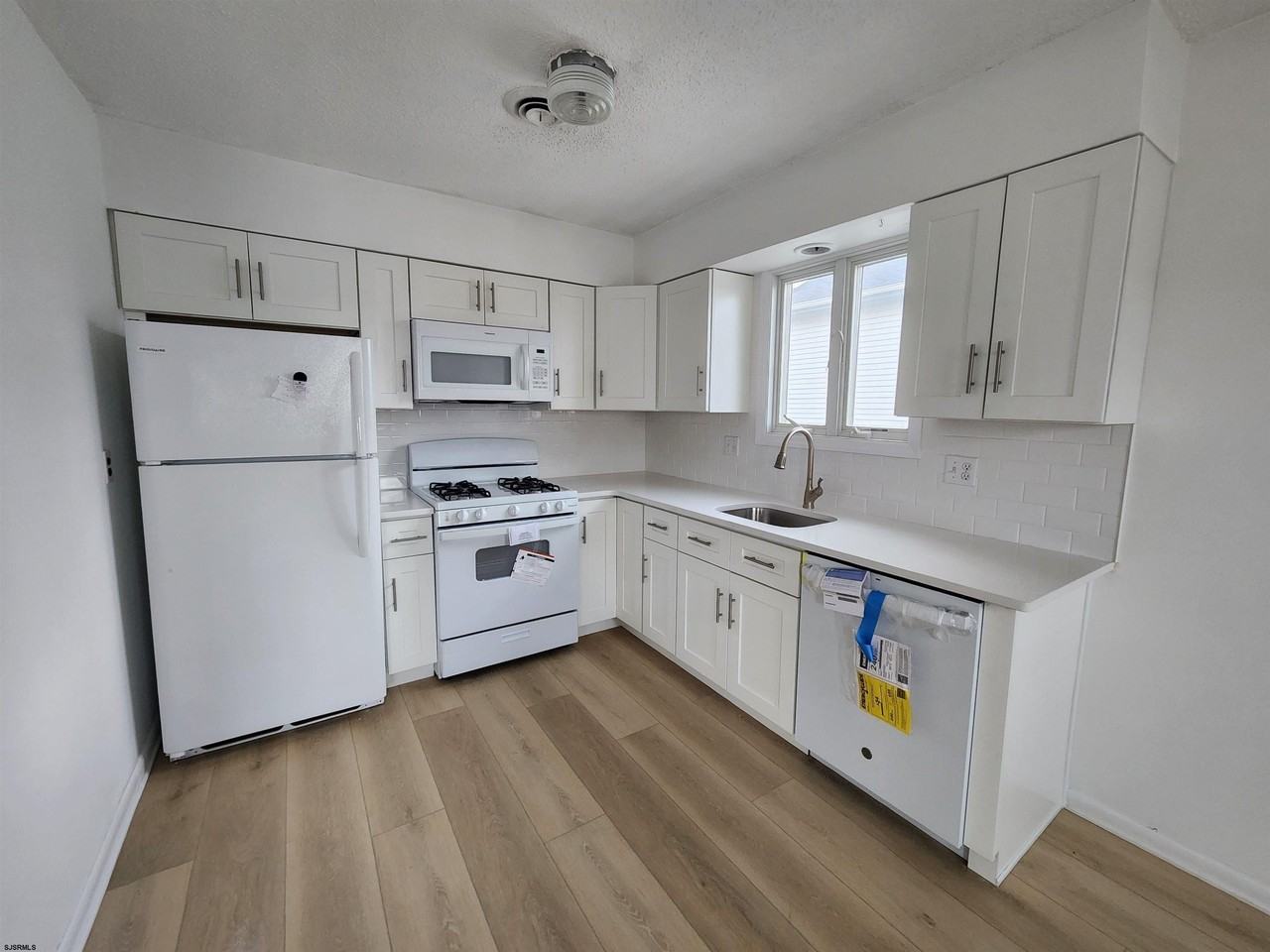 106 N Dudley Ave - Photo 3 of 15