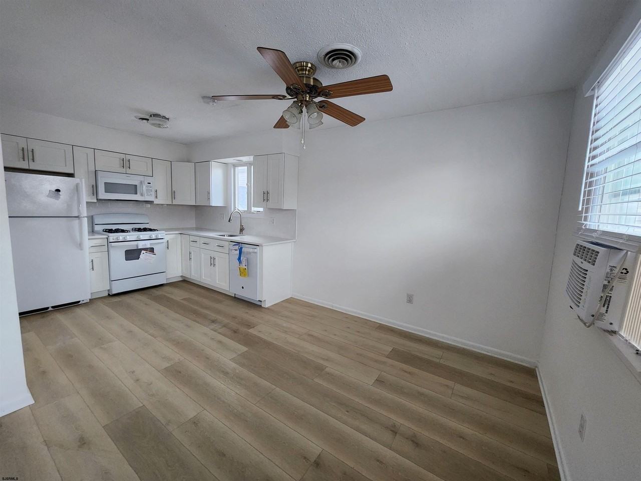 106 N Dudley Ave - Photo 4 of 15