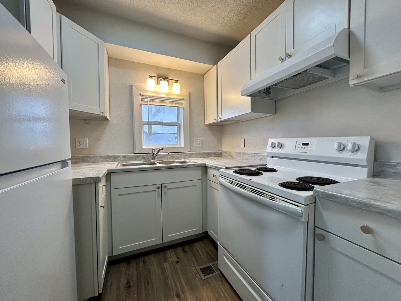 1214 Commercial St #A - Photo 3 of 9