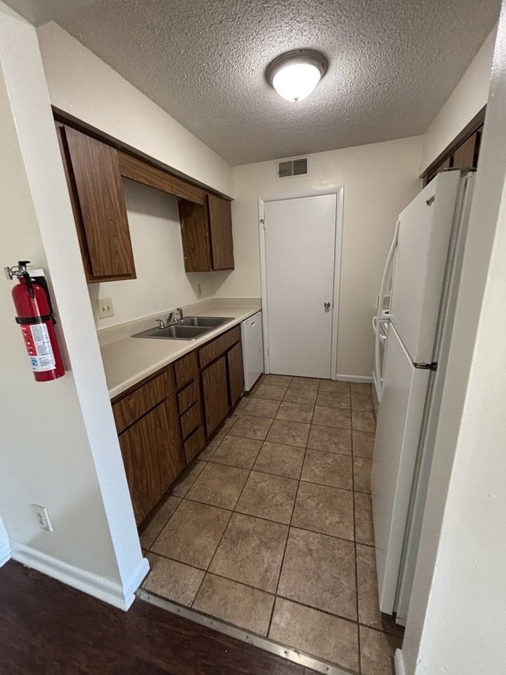 235 Vinewood Rd Apt B6 - Photo 4 of 9