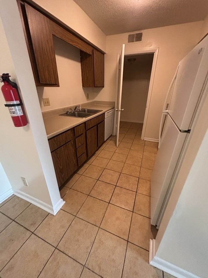 235 Vinewood Rd Apt C7 - Photo 3 of 11