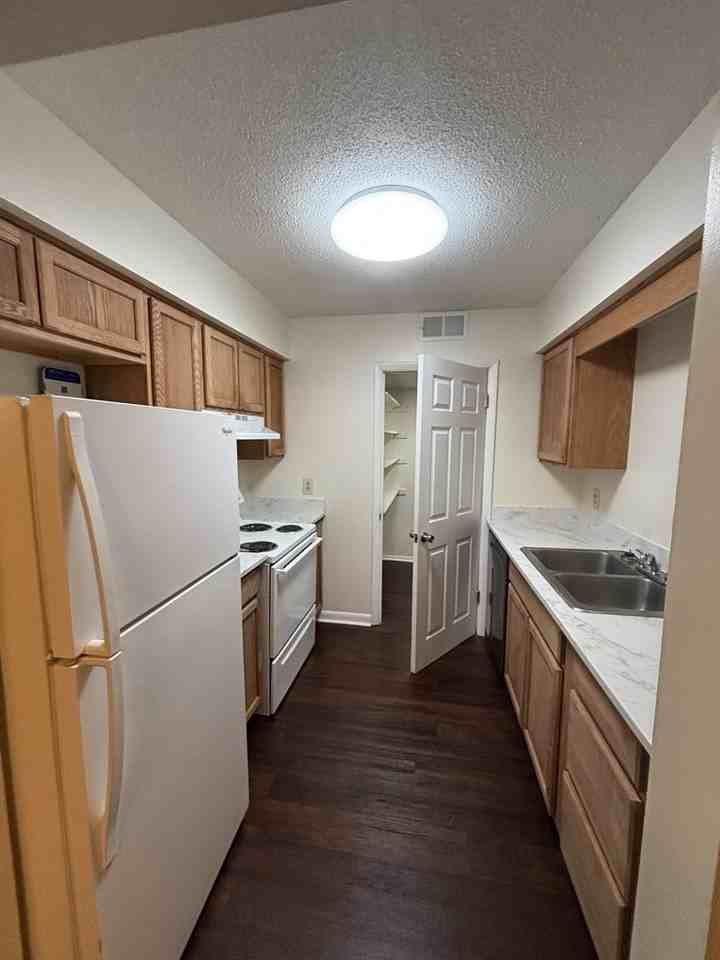 235 Vinewood Rd Apt D8 - Photo 3 of 15