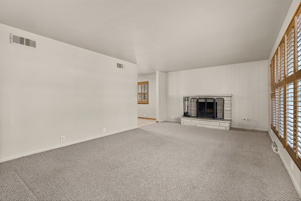 5631 S Oak St - Photo 4 of 38