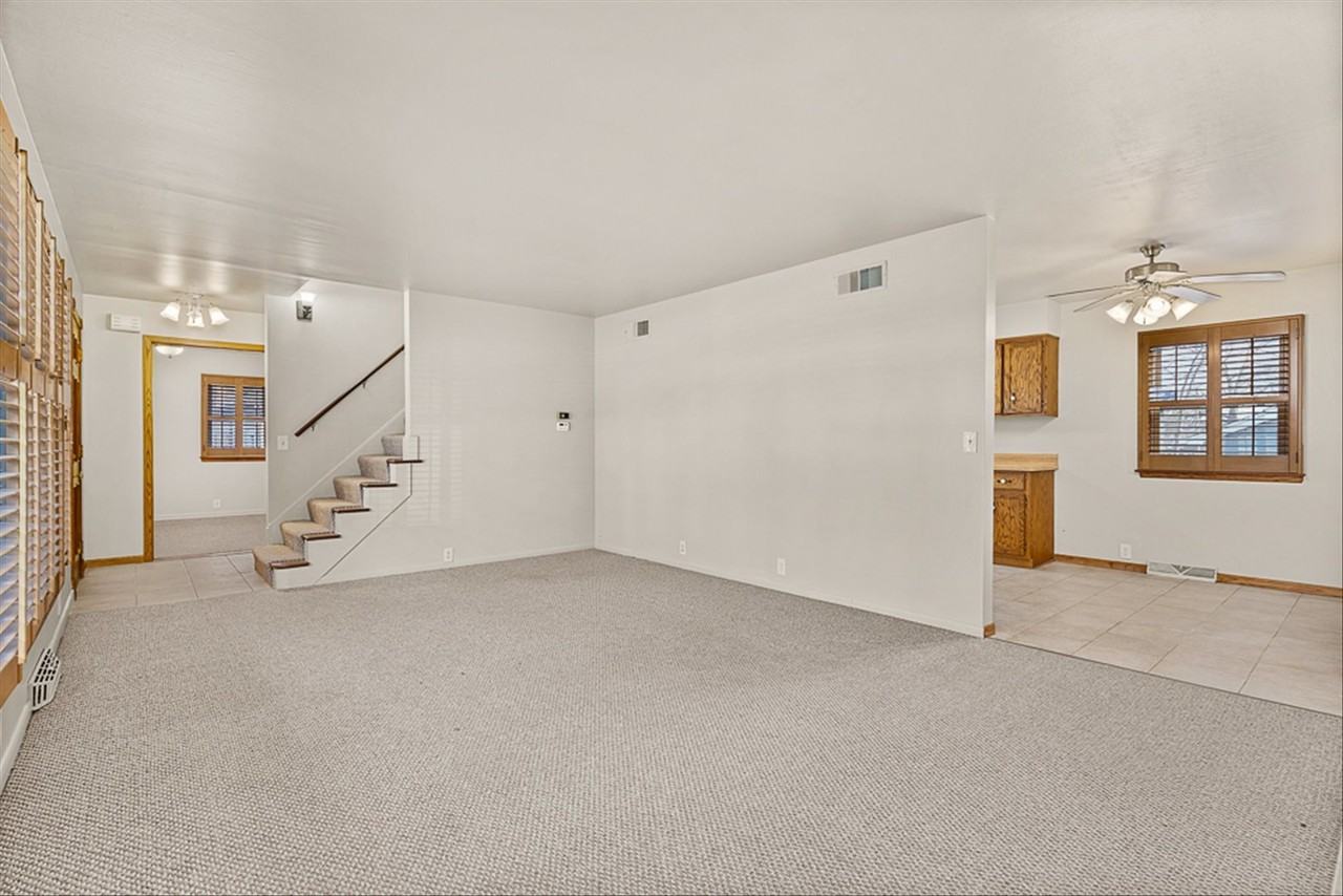 5631 S Oak St - Photo 6 of 38