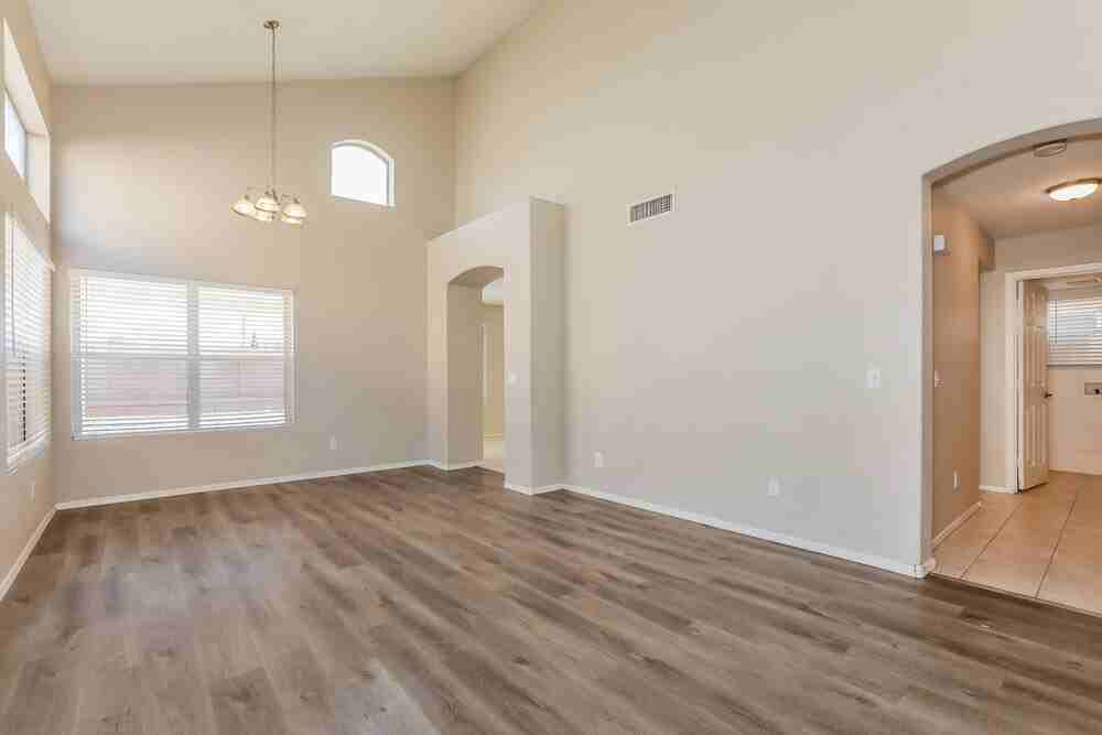 633 S Balboa - Photo 4 of 17