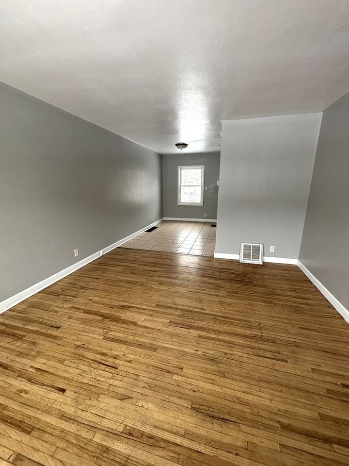 1242 W Mullan Ave - Photo 2 of 11