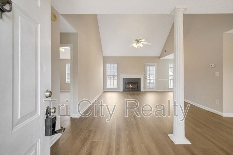 110 York Ln - Photo 4 of 36