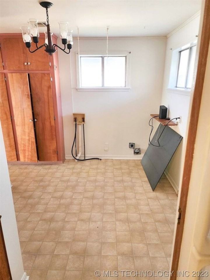 2443 N Quaker Ave - Photo 4 of 13