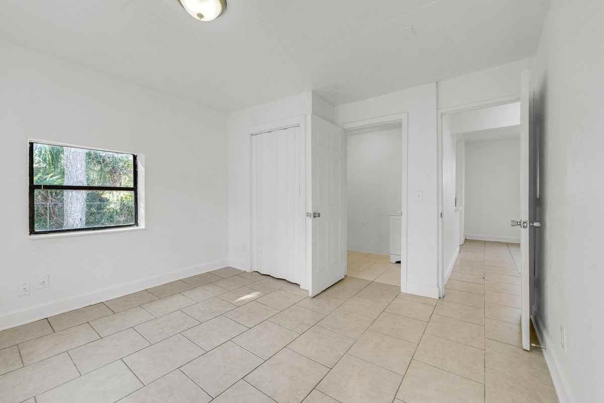 1830 W 27th St - Photo 4 of 21