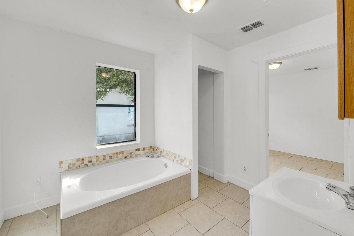 1830 W 27th St - Photo 6 of 21