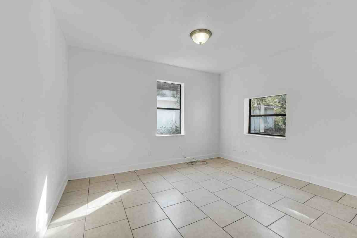 1830 W 27th St - Photo 7 of 21