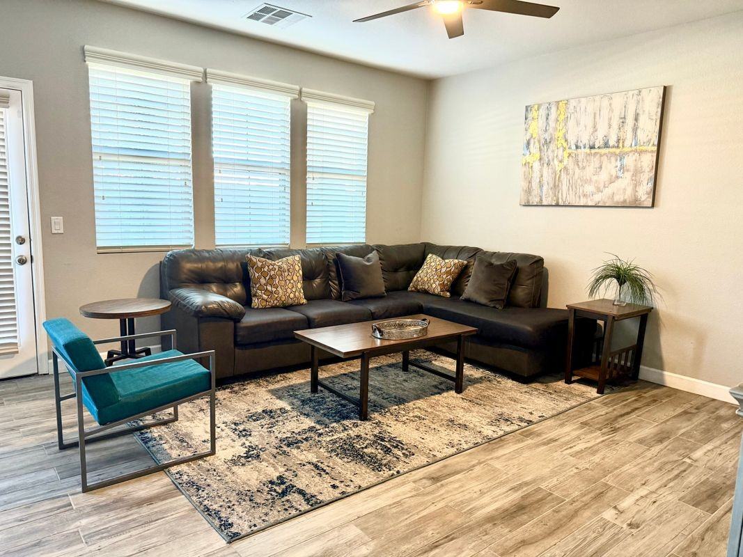 3708 E Kerry Ln - Photo 2 of 15