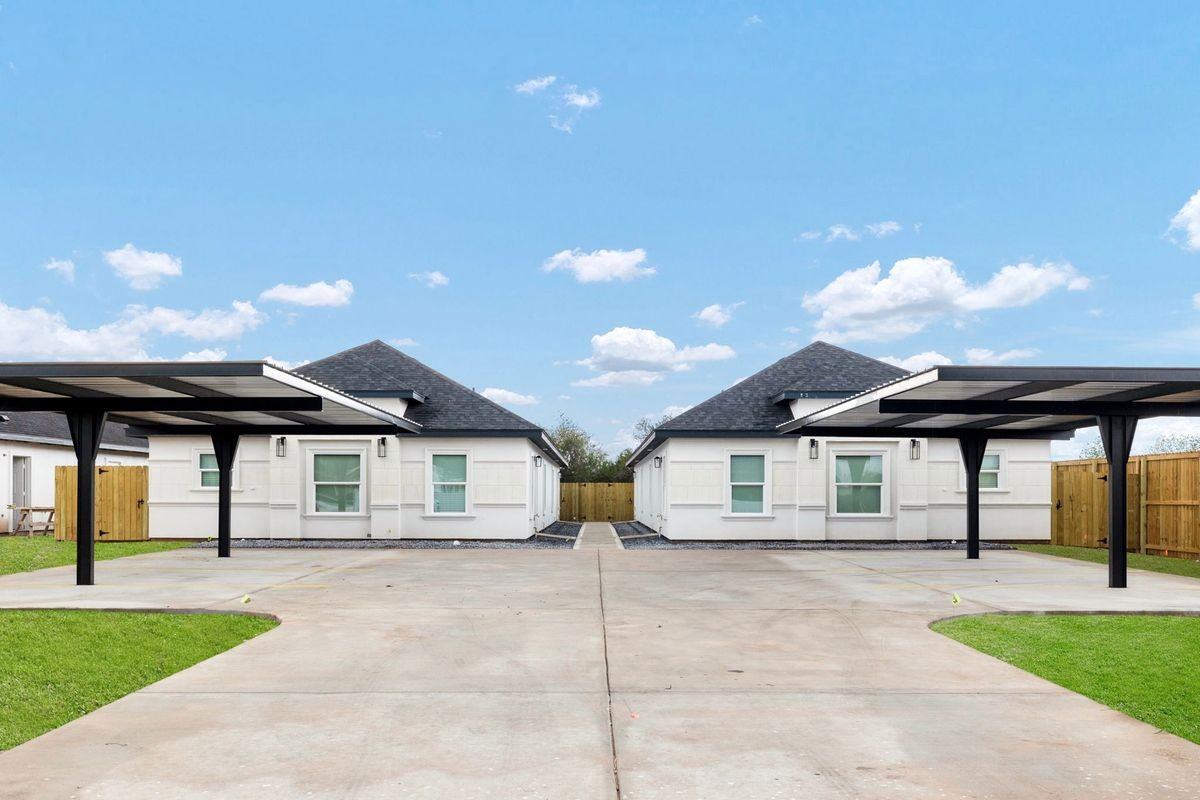 727 Olivarez St - Photo 3 of 5