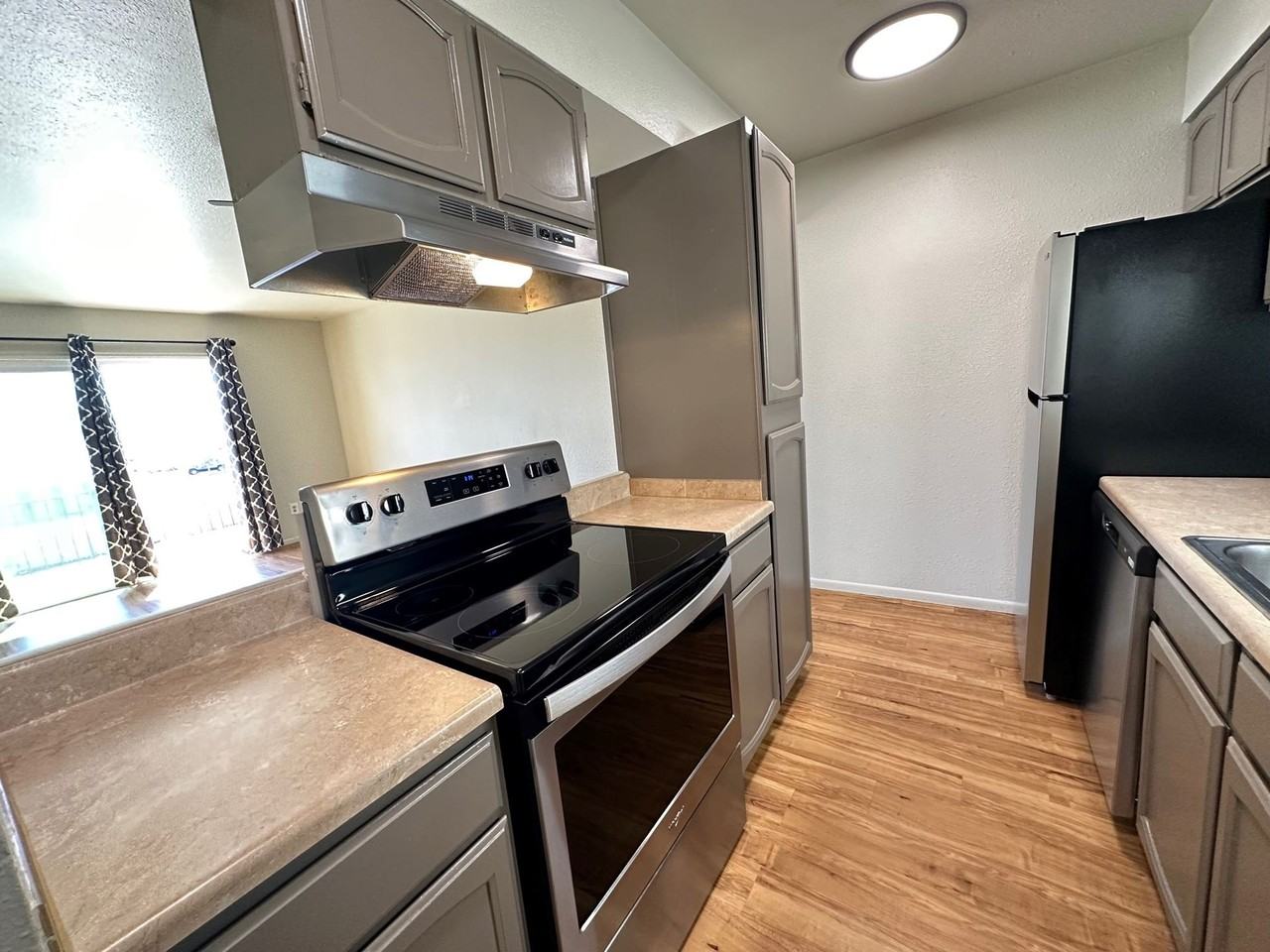 SPECIAL OFFER! Renovated! Stonegate Apts. - Photo 3 of 50