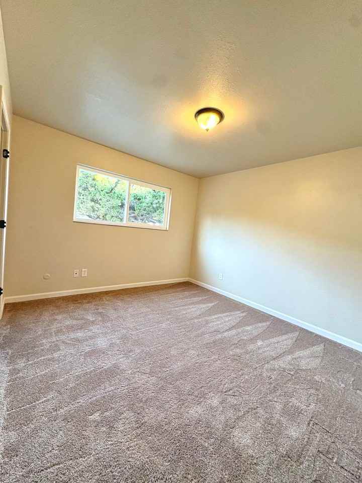 1560 Valley View Rd - Photo 3 of 5