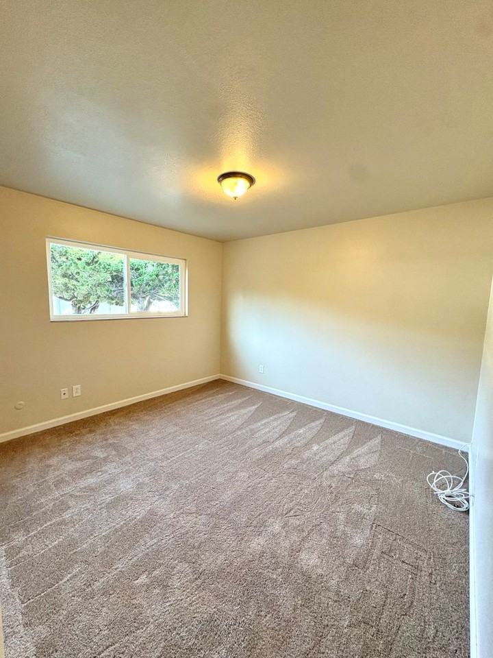 1560 Valley View Rd - Photo 4 of 5