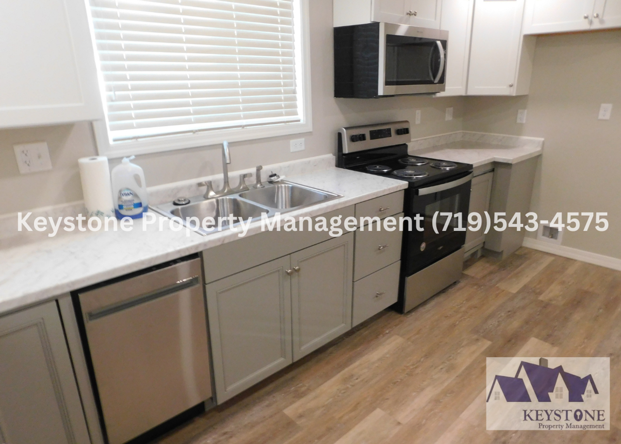 1410 Spruce St - Photo 4 of 16