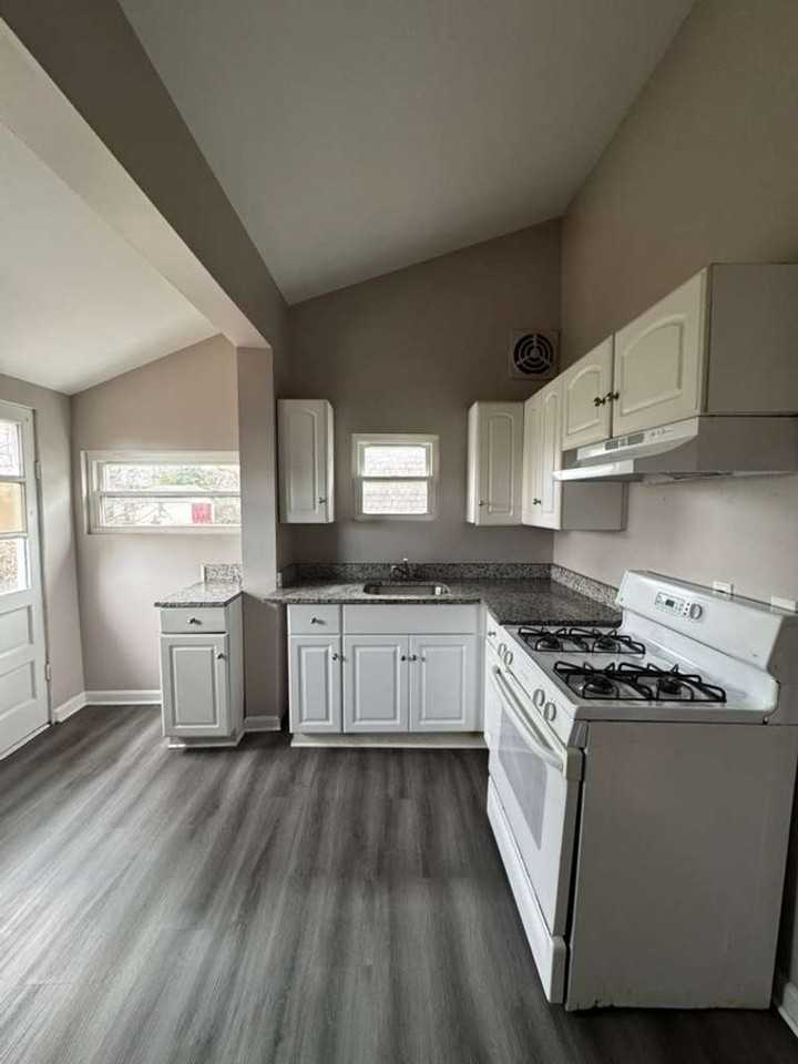 2708 Rueckert Ave - Photo 3 of 17