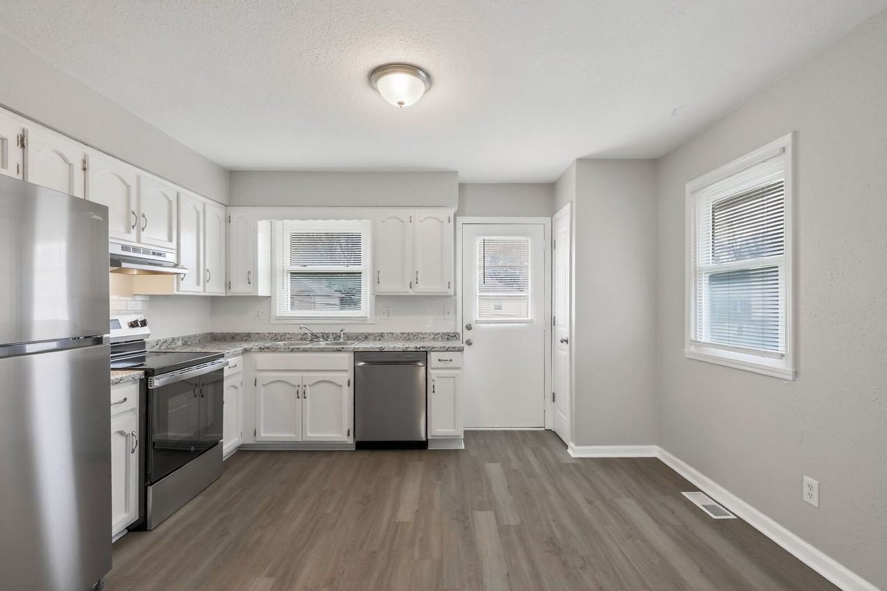 1802 Sw Sunset St - Photo 5 of 19