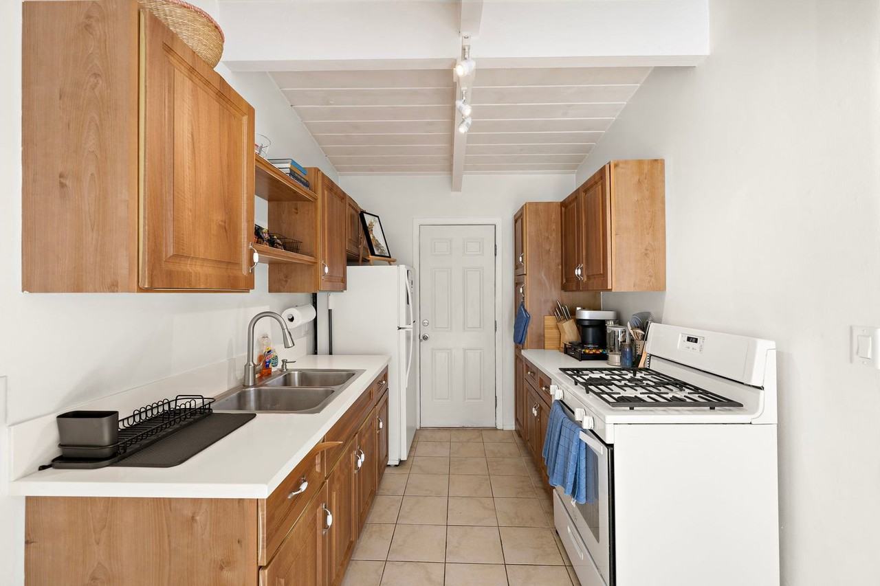 139 W Canada - Photo 2 of 15