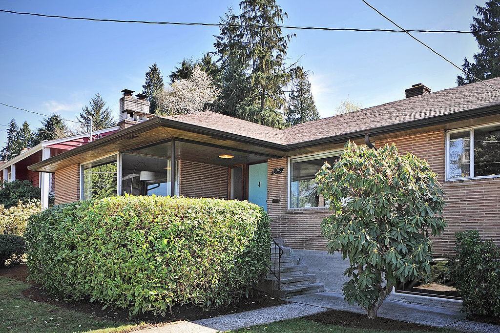 825 Ne 103rd St - Photo 2 of 15