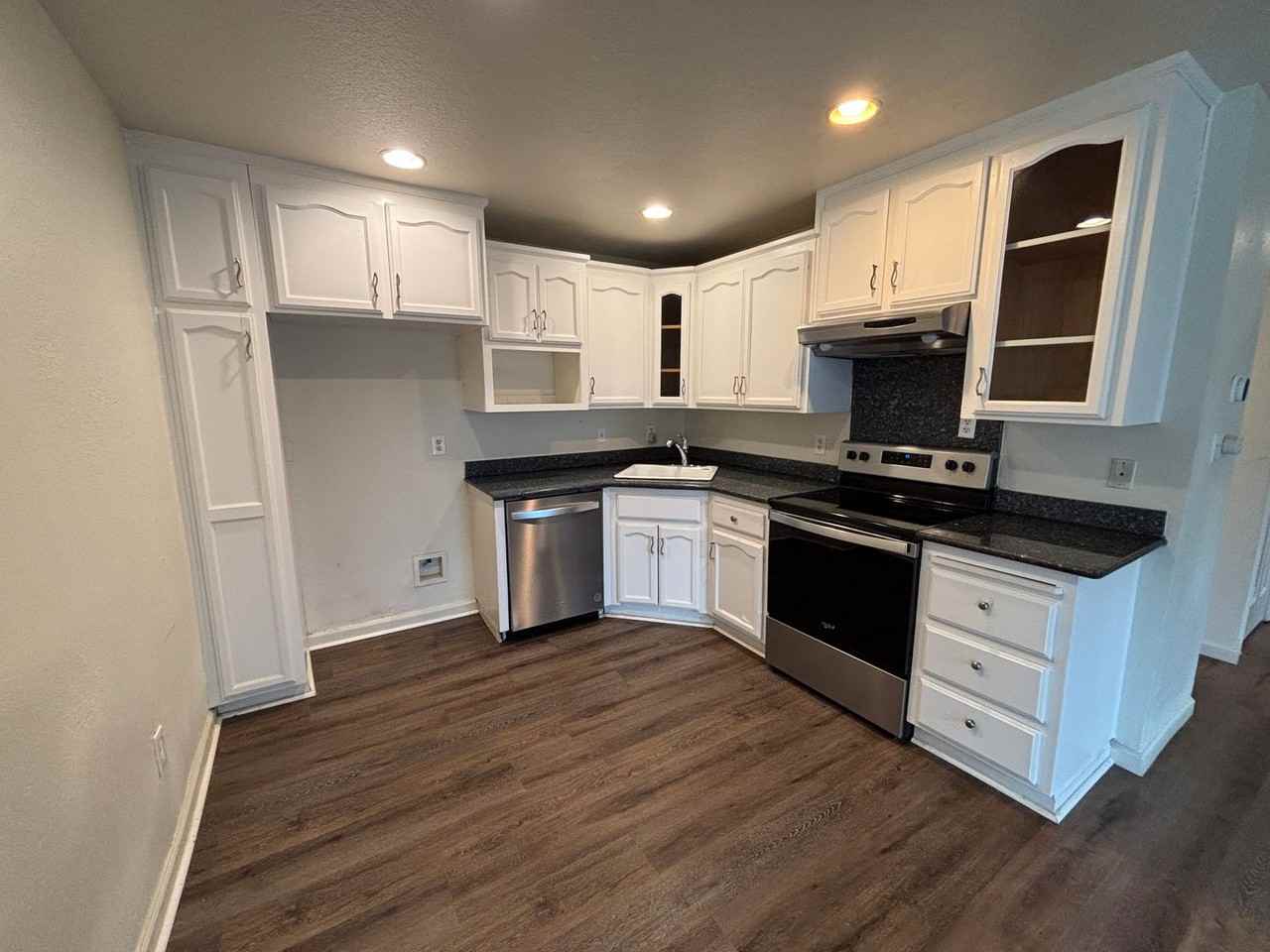 6805 Woodbine Ave - Photo 3 of 18