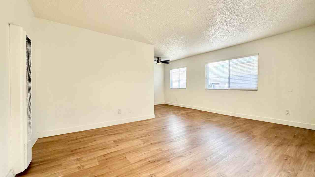 637 W. 79th - Photo 2 of 29