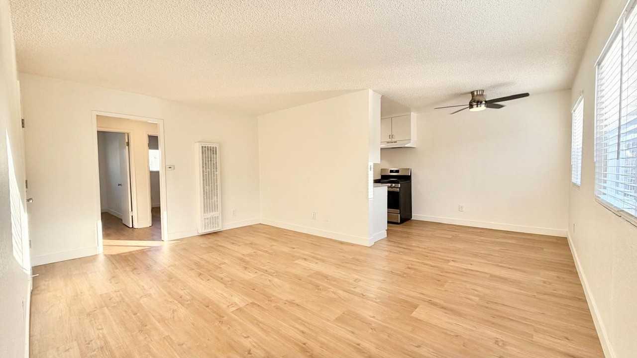 637 W. 79th - Photo 4 of 29