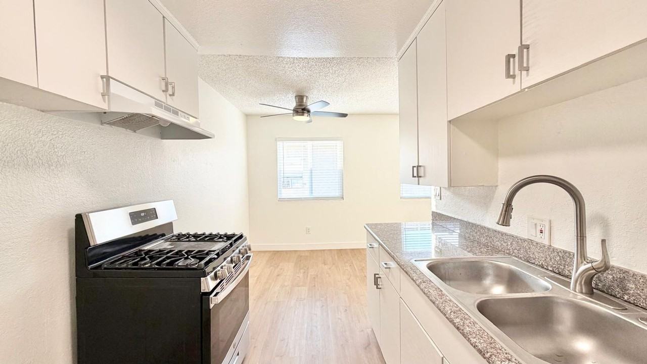 637 W. 79th - Photo 7 of 29