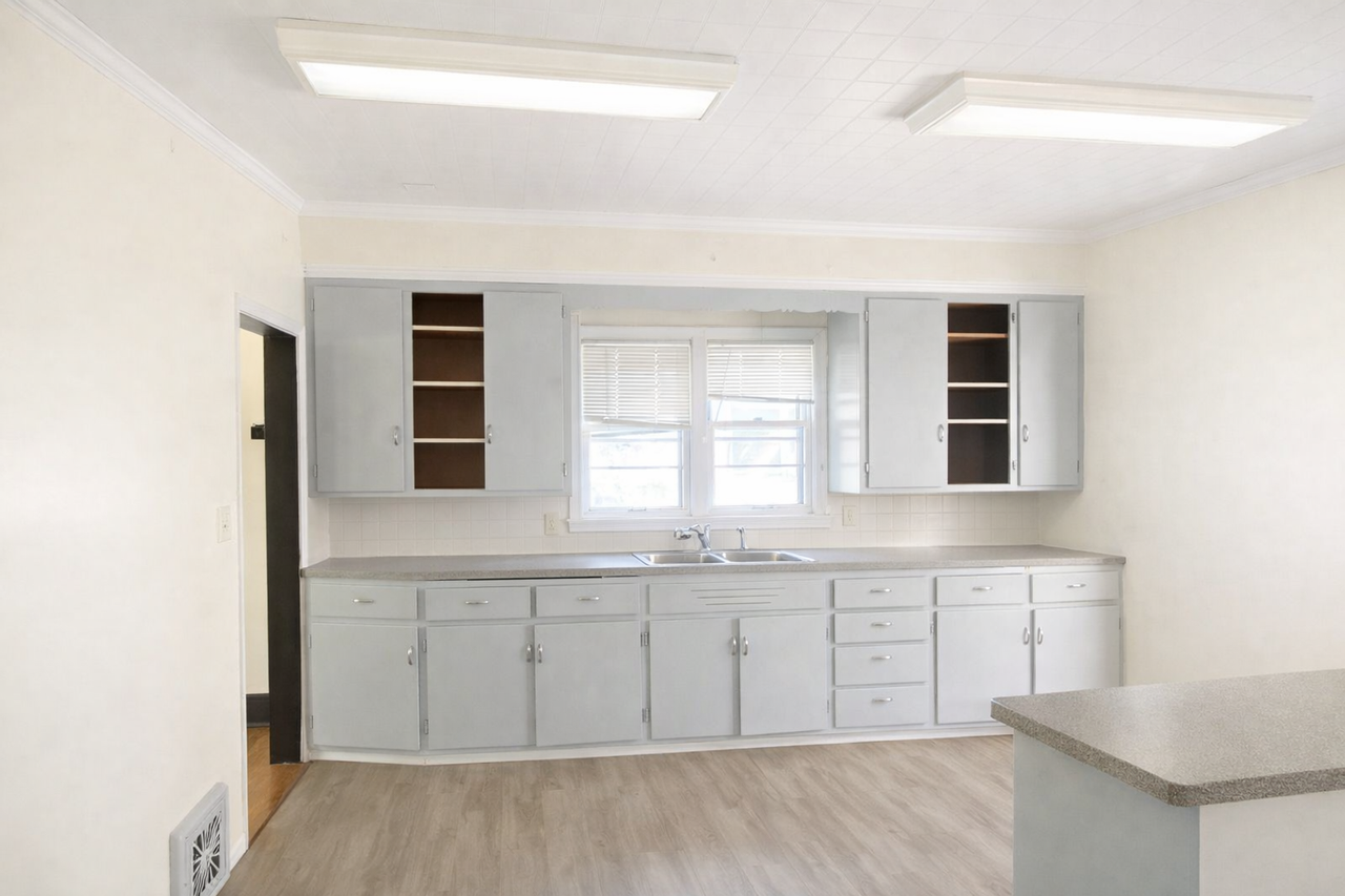 1872 Marshall Ave - Photo 4 of 31