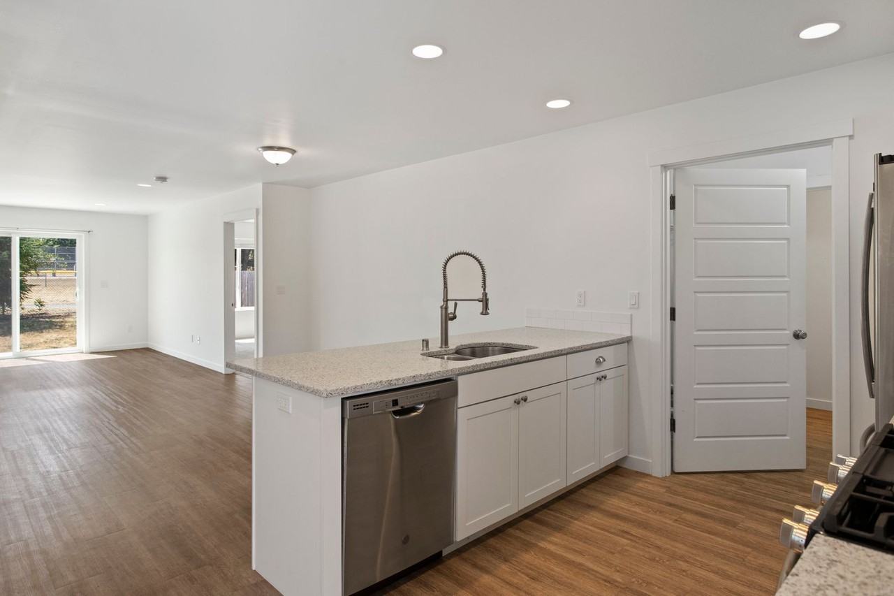 1735 Nw 5th Ave - Photo 2 of 19