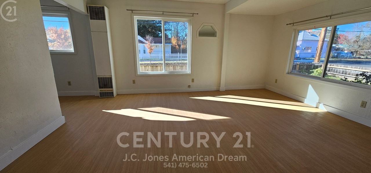 471 Sw I St - Photo 4 of 11