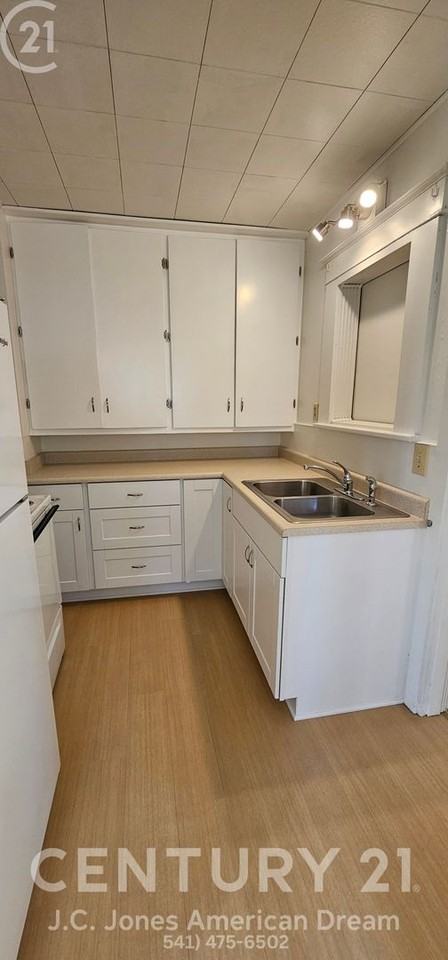 471 Sw I St - Photo 5 of 11