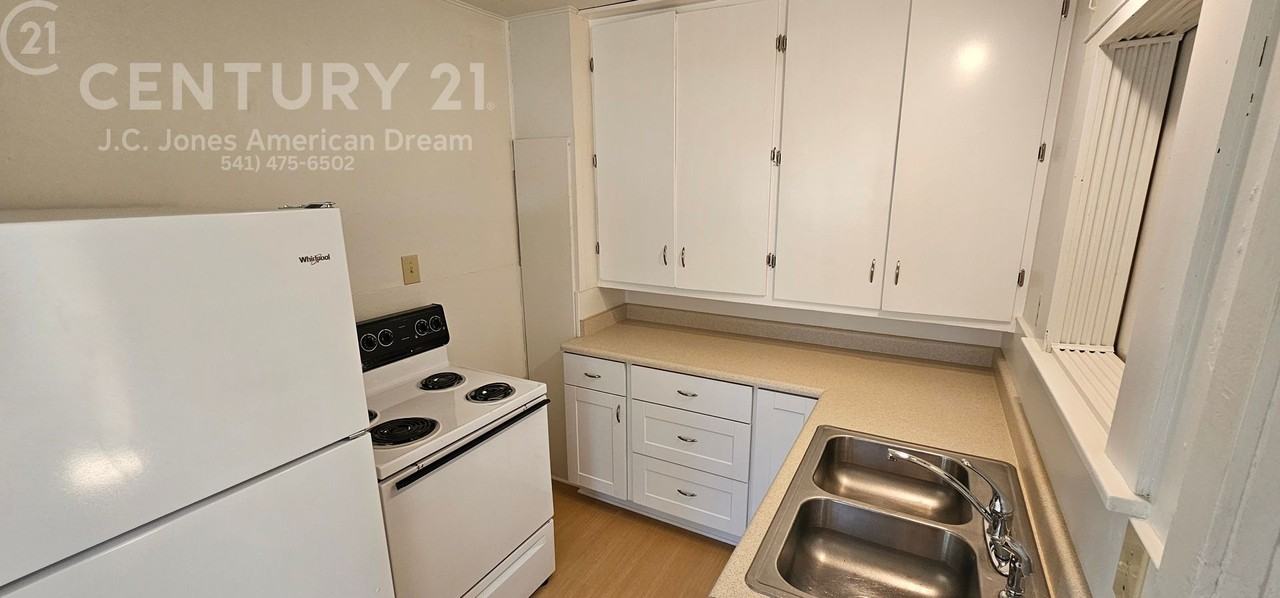 471 Sw I St - Photo 6 of 11