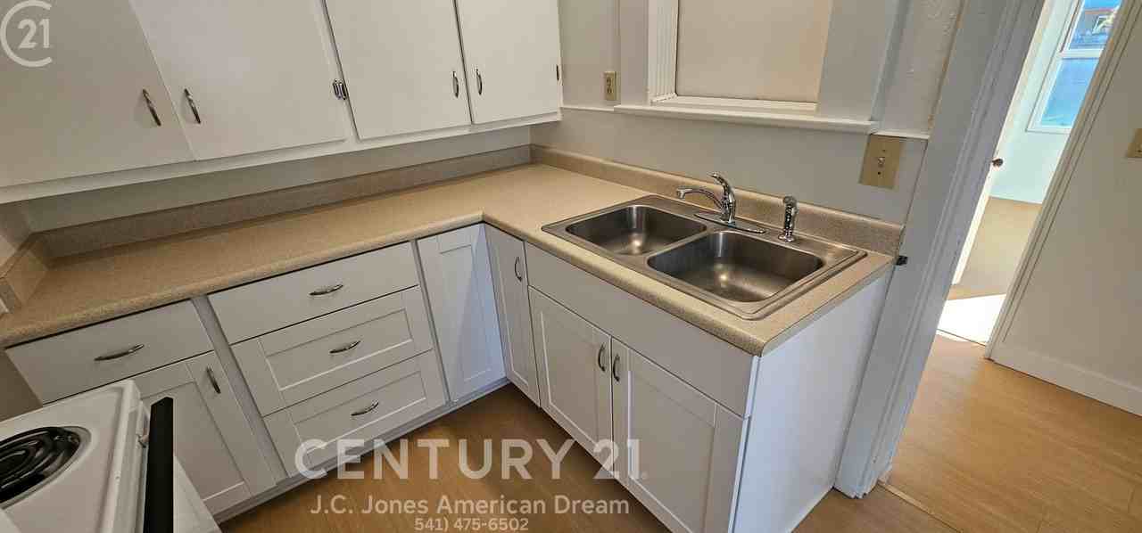 471 Sw I St - Photo 7 of 11