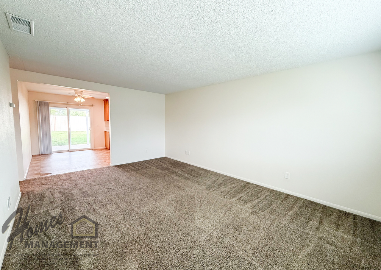 1034 N Ivy St - Photo 4 of 17