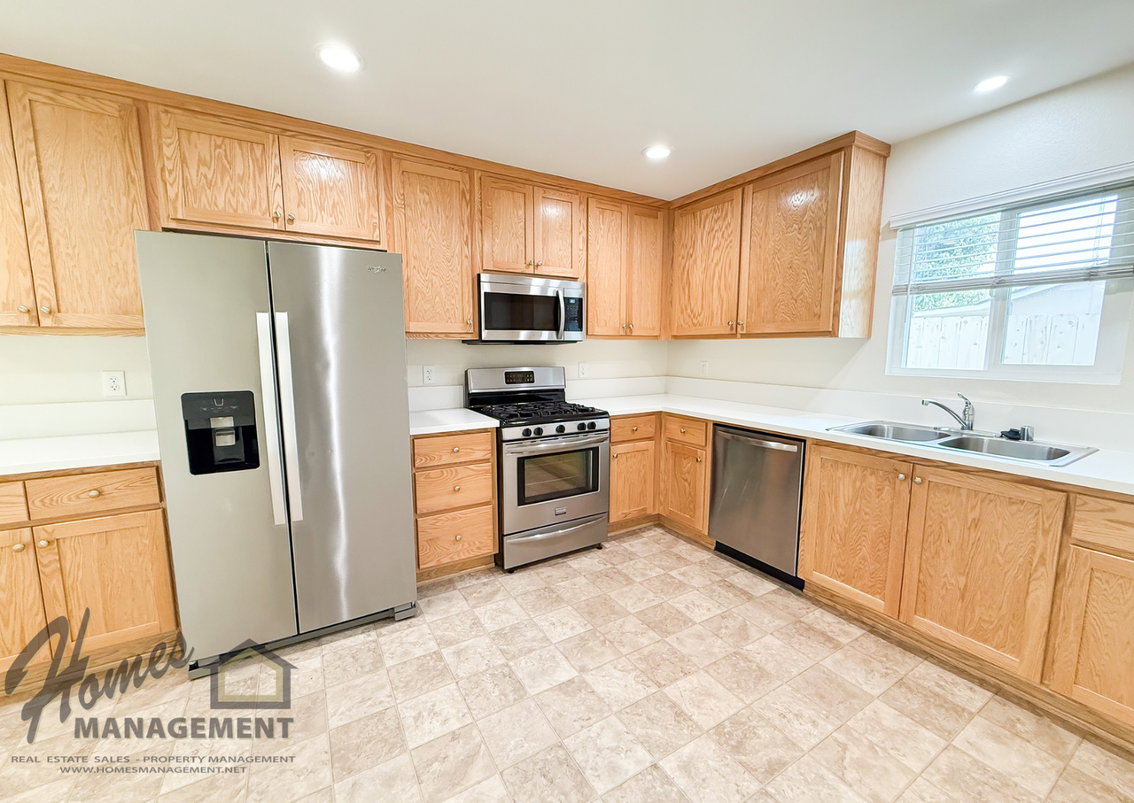 1034 N Ivy St - Photo 2 of 17