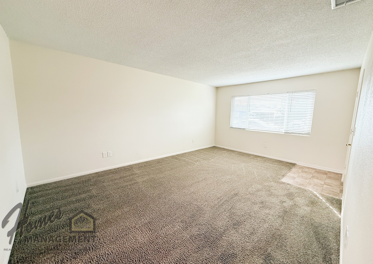 1034 N Ivy St - Photo 5 of 17