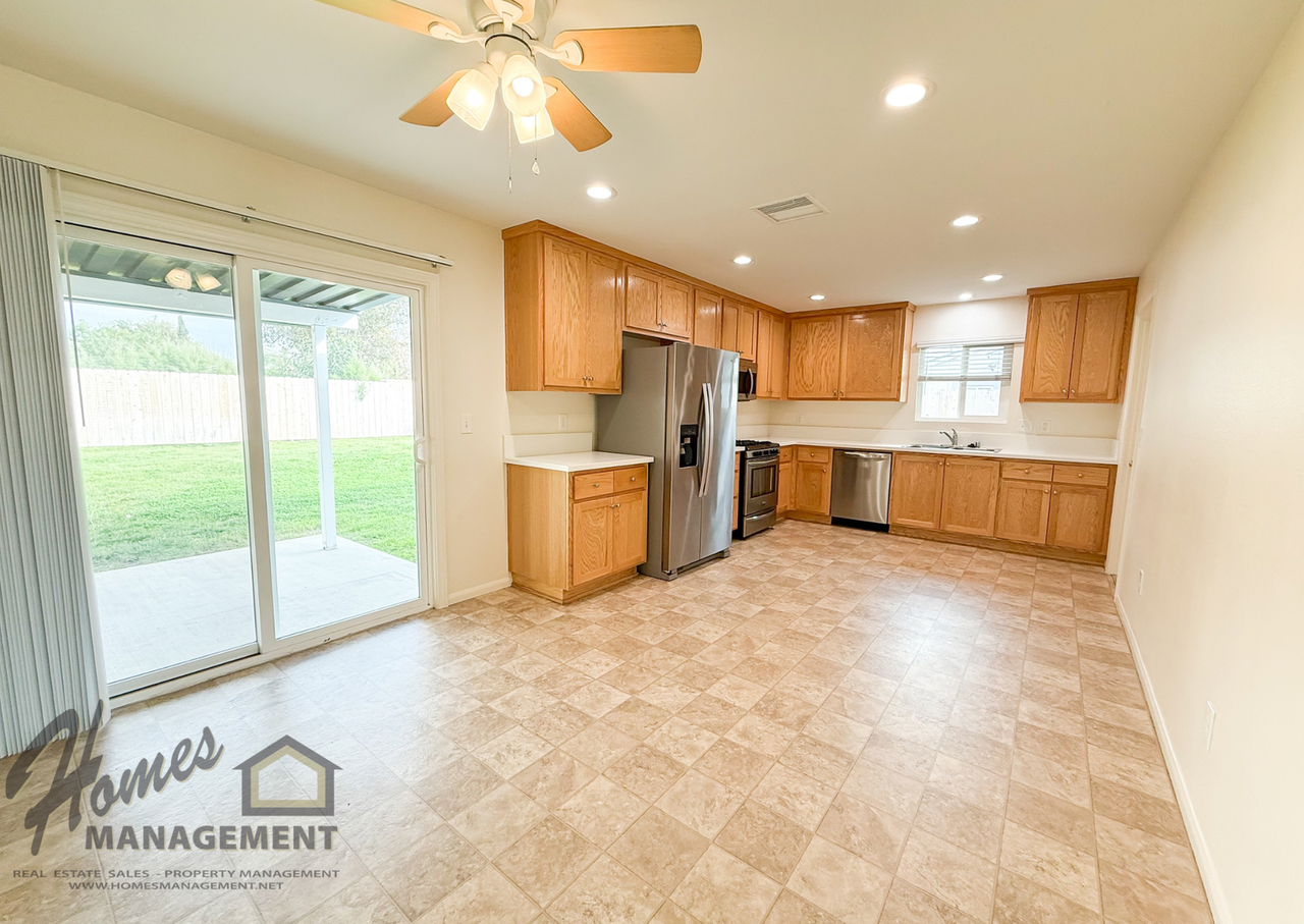 1034 N Ivy St - Photo 3 of 17