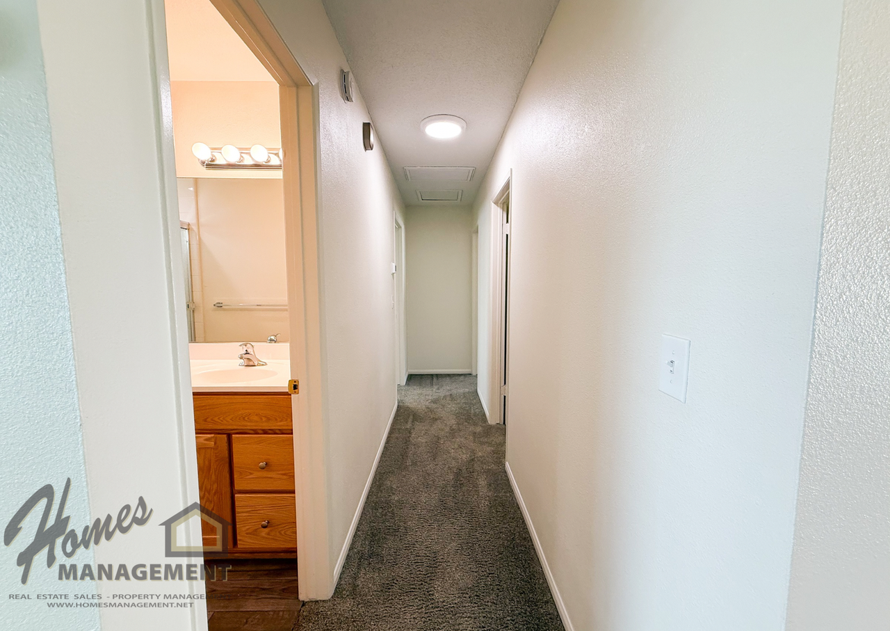 1034 N Ivy St - Photo 6 of 17