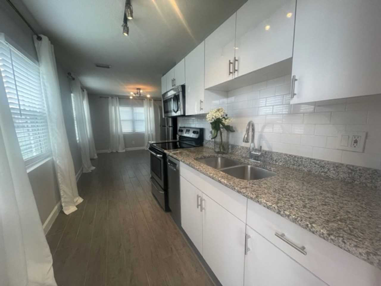 1904 W Cypress St #A - Photo 3 of 12