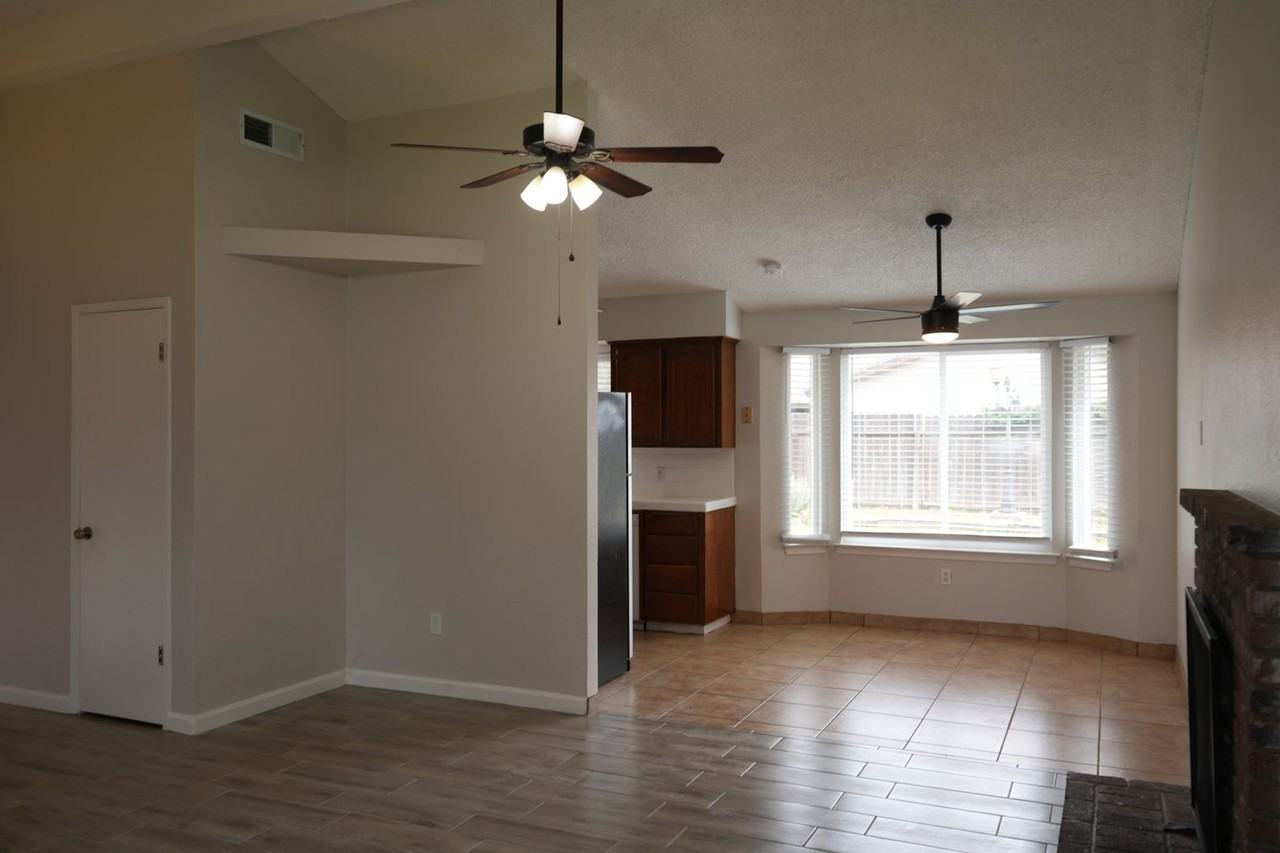 4310 N Barcus Ave - Photo 4 of 26