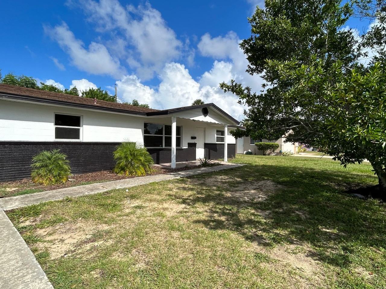 1315 Laurel Dr - Photo 2 of 10