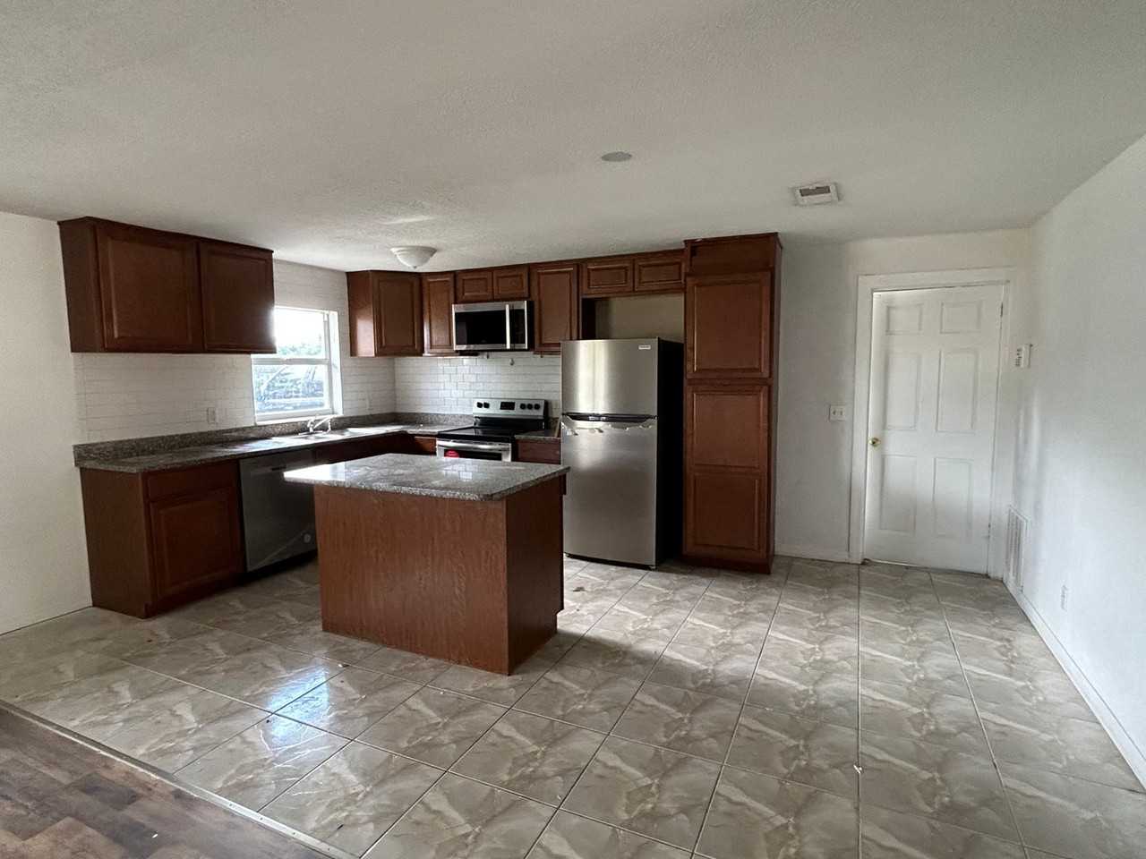 1315 Laurel Dr - Photo 4 of 10